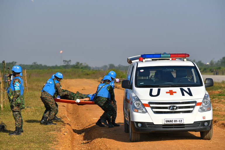 Tình huống đặt ra là trong quá trình tiến hành dò tìm, xử lý bom, mìn, một quân nhân đã bị thương ở chân.