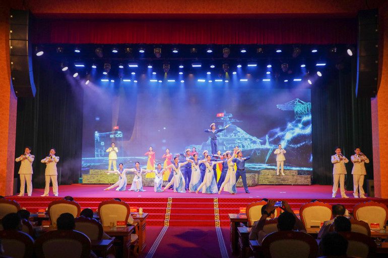 Tiết mục văn nghệ chào mừng. hai-quan-5623.jpg
