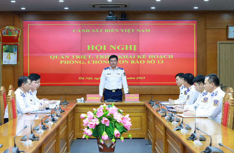thieu-tuong-le-dinh-cuong-tu-lenh-canh-sat-bien-viet-nam-chu-tri-cuoc-hop-phong-chong-ung-pho-bao-so-13.jpg