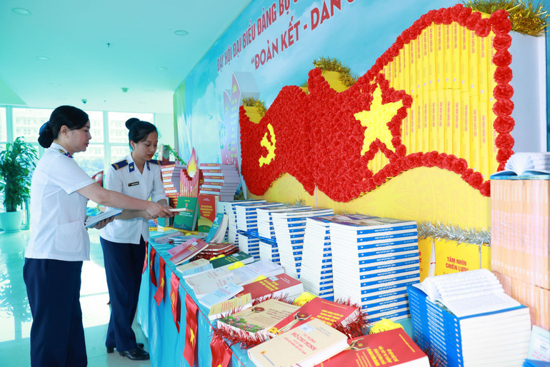 Khu vực trưng bày sách được cán bộ, chiến sĩ bày trí chỉn chu và đẹp mắt. khu-vuc-trung-bay-sach-duoc-can-bo-chien-si-bay-tri-chin-chu-va-dep-mat.jpg
