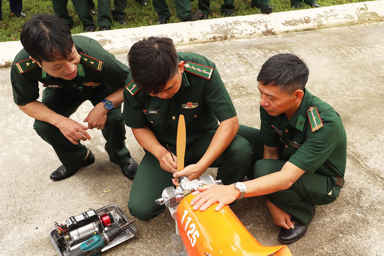Các học viên thực hành bảo đảm kỹ thuật UAV. tap-huan-6.jpg