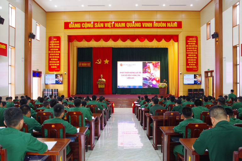 Quân nhân tích cực học tập nâng cao kỹ năng số. 2.jpg