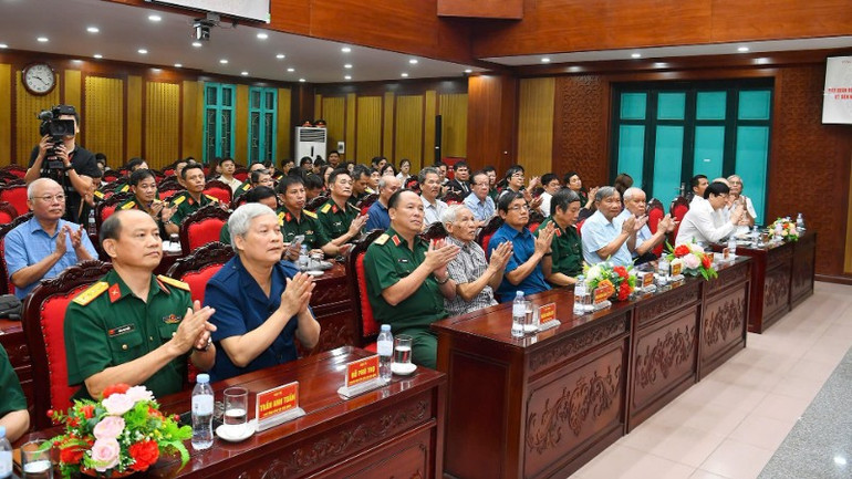 Các đồng chí lãnh đạo, nguyên lãnh đạo Báo Quân đội nhân dân cùng các đại biểu dự buổi gặp mặt. img-1751605968376-1751610465984-200.jpg