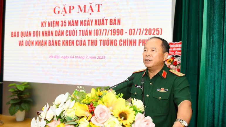 Thiếu tướng Đoàn Xuân Bộ, Bí thư Đảng ủy, Tổng Biên tập Báo Quân đội nhân dân phát biểu tại buổi lễ. img-1751605968467-1751610469213-7755.jpg
