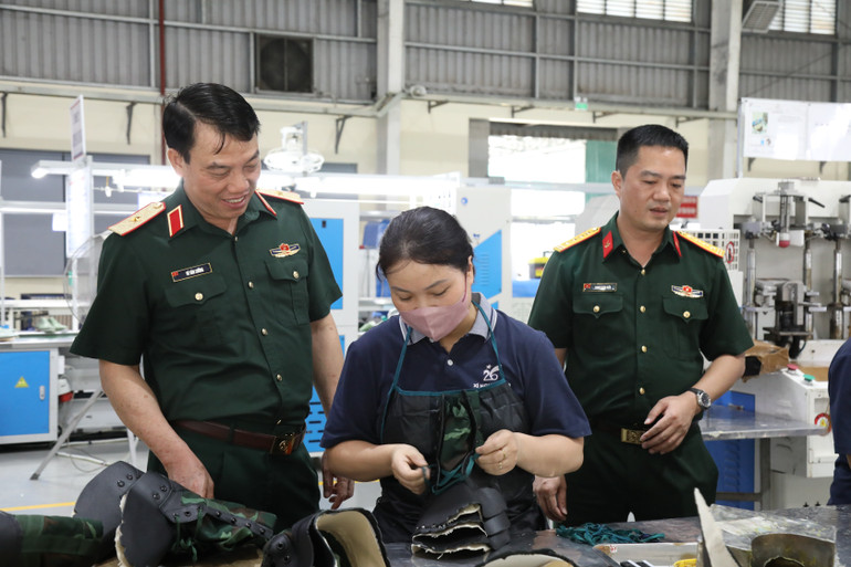 Thiếu tướng Vũ Văn Cường thăm hỏi, động viên người lao động Công ty cổ phần 26. a5.jpg