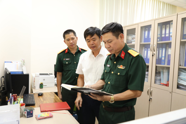 Đoàn công tác kiểm tra sổ sách trực của Công ty cổ phần 26. a6.jpg
