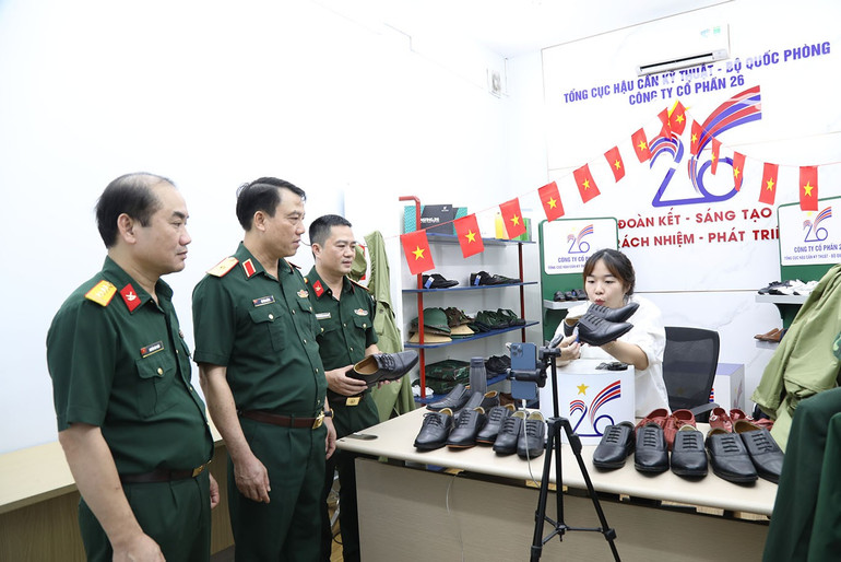 Đoàn công tác kiểm tra phòng bán hàng livestream của Công ty cổ phần 26. a4.jpg