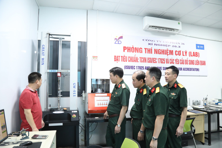 Đoàn Công tác kiểm tra trang thiết bị máy móc của phòng thí nghiệm cơ lý của công ty. a3.jpg