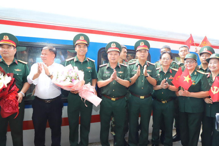 Thiếu tướng Phùng Ngọc Sơn, Phó Chủ nhiệm kiêm Tham mưu trưởng Tổng cục Hậu cần–Kỹ thuật, Phó Trưởng Tiểu ban Diễu binh, Diễu hành A80 Bộ Quốc phòng tặng hoa cho đại diện các đơn vị trước khi lên tàu về đơn vị. 2.jpg
