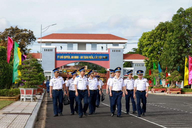 Den politiske kommissæren for Vietnams kystvakt inspiserer byggingen av enhetens campuslandskap. Chính ủy Cảnh sát biển Việt Nam kiểm tra thực tế việc xây dựng cảnh quan khuôn viên đơn vị.