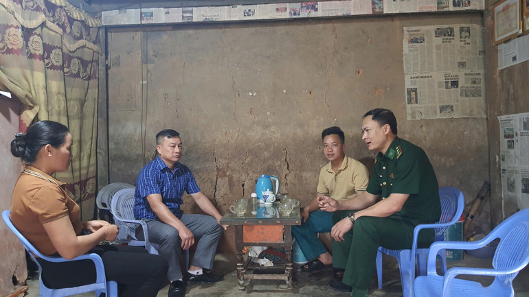 Cán bộ biên phòng tăng cường xã Bạch Đích, Yên Minh, Hà Giang (cũ) tuyên truyền hộ gia đình phát triển kinh tế. z6845591301538-921783294dec32d5df35414c1edd8006.jpg