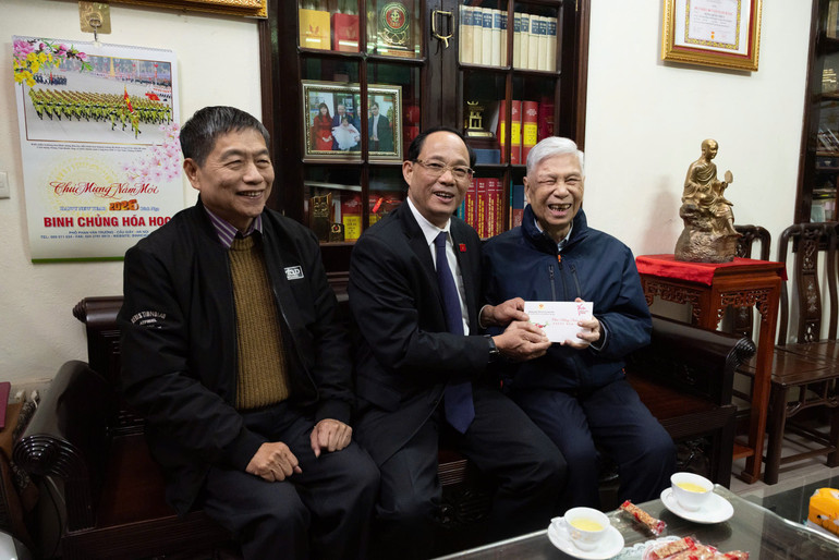 Phó Chủ tịch Quốc hội, Thượng tướng Trần Quang Phương tới thăm, chúc Tết nguyên Phó Chủ tịch Quốc hội, Trung tướng Đặng Quân Thụy.