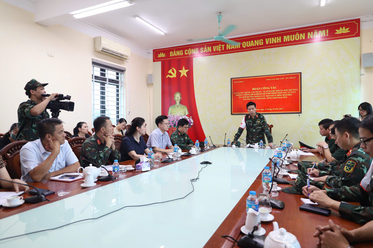 Lực lượng Quân y họp chính quyền địa phương. z7106397138144-782b76717b38f721d65fc65c7f580f8d.jpg