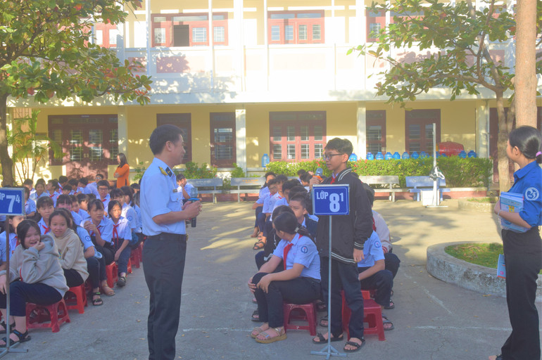 Học sinh trao đổi các nội dung tại buổi tuyên truyền.