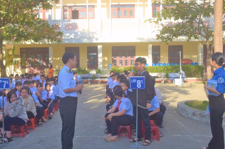 Học sinh trao đổi các nội dung tại buổi tuyên truyền.