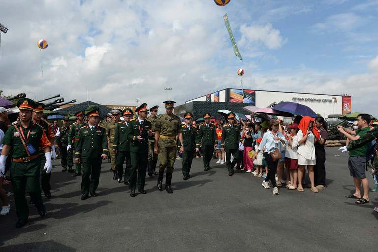 Đoàn quân nhân Nga được giới thiệu về những vũ khí, khí tài hiện đại của Quân đội nhân dân Việt Nam. z6963518460590-6f6c0ee3b0aca652f9c5cd06b1a3cd25.jpg