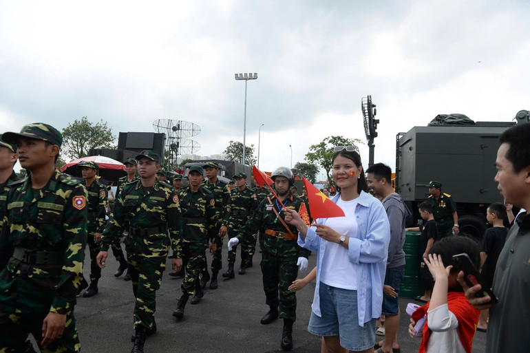 Người dân nồng nhiệt đón chào các quân nhân nước bạn. z6963677596821-118b634f541f4134b0372cd313b8cebb.jpg