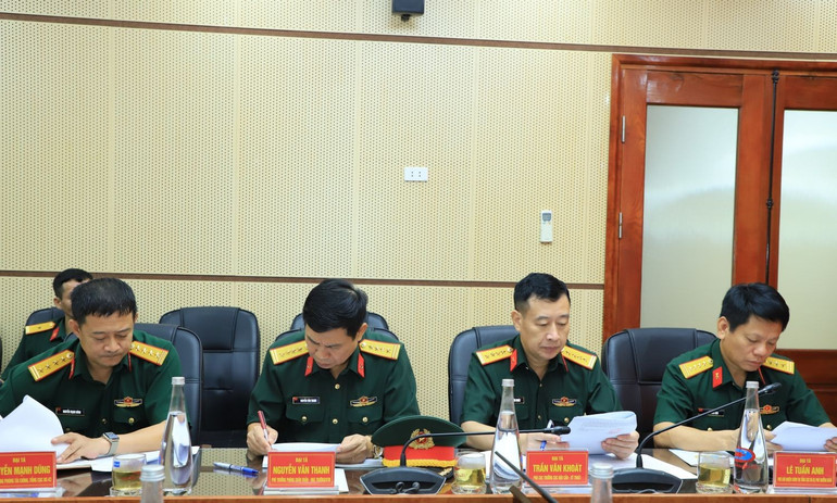 Các đại biểu dự kiểm tra. 2.jpg