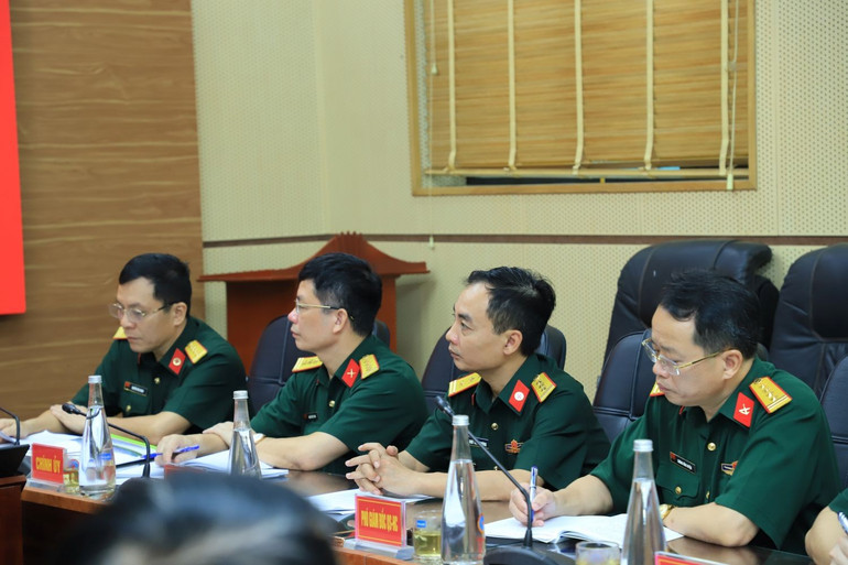 Các đại biểu dự kiểm tra. 21.jpg
