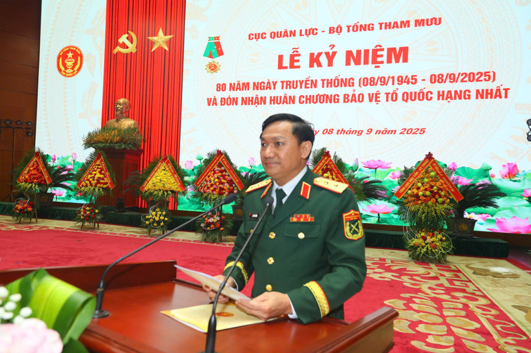 Trung tướng Lê Văn Hướng, Cục trưởng Cục Quân lực trình bày diễn văn tại buổi lễ. z6989185130207-d89f5523b0422d304d1aba58c094f4b3.jpg