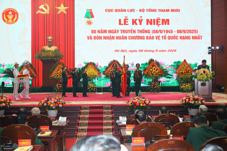 Thừa ủy quyền của Chủ tịch nước, Đại tướng Nguyễn Tân Cương trao Huân chương Bảo vệ Tổ quốc hạng Nhất tặng Cục Quân lực. z6989185132572-8736d46103b30a2502a8bc97be5a4254.jpg