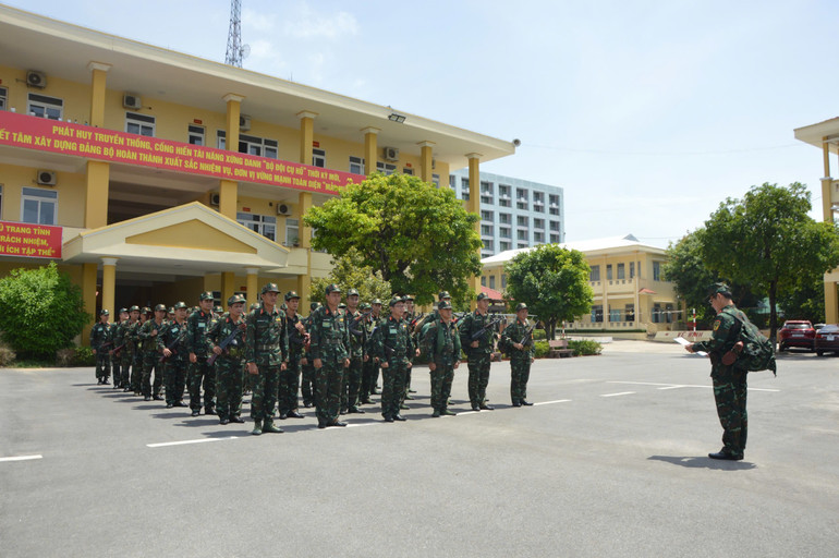 Bộ Chỉ huy Quân sự thành phố Đà Nẵng phổ biến mệnh lệnh chuyển trạng thái sẵn sàng chiến đấu; lệnh động viên; chỉ thị những việc cần làm ngay; thông báo kế hoạch thời gian cho cơ quan. z6875736020113-c2621fdbe7eef8b6eef7d7c36fd55062.jpg