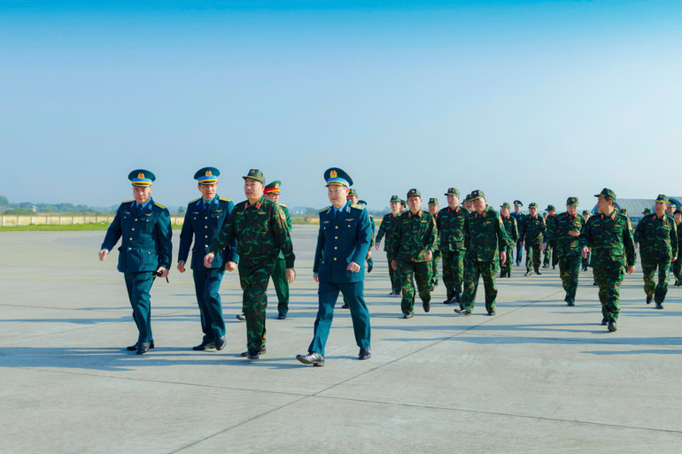 Đoàn công tác của Học viện Quốc phòng do Thượng tướng Trần Việt Khoa làm Trưởng đoàn đi học tập, nghiên cứu thực tế tại Trung đoàn Không quân 927, Quân chủng Phòng không-Không Quân. z6875743585284-01cca31eececbe4deaca45319889fe95.jpg