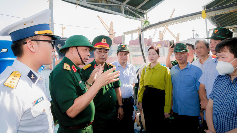 Đoàn công tác của Học viện Quốc phòng do Thượng tướng Trần Việt Khoa dẫn đầu đến học tập, nghiên cứu thực tế và thăm Hải đội Dân quân tỉnh Khánh Hòa (tại Vạn Thạnh, Khánh Hòa). z6875743420855-416f6f73c9d3e40cfe7f3a7382f19eb2.jpg