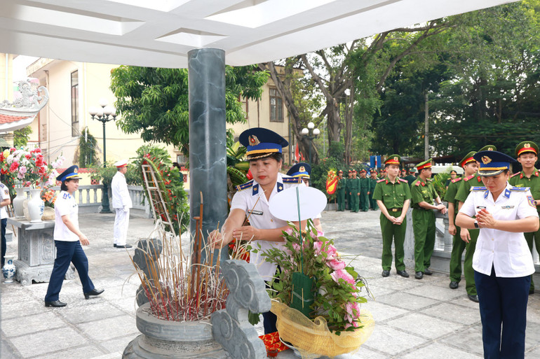 Dâng hương tri ân các Anh hùng liệt sĩ. csb-1720.jpg