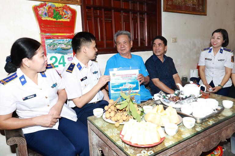 Các thương binh, gia đình người có công đã gửi lời cảm ơn chân thành đến cán bộ, chiến sĩ Cảnh sát biển Việt Nam. cac-thuong-binh-gia-dinh-nguoi-co-cong-da-gui-loi-cam-on-chan-thanh-den-can-bo-chien-si-canh-sat-bien-viet-nam.jpg