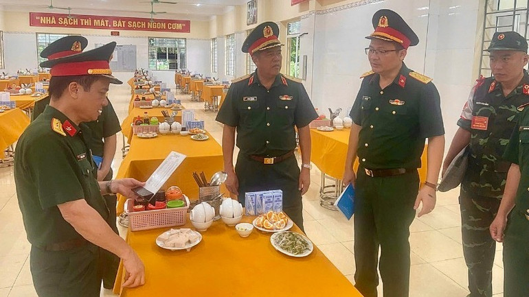 Thiếu tướng Huỳnh Tấn Hùng chỉ đạo đơn vị tăng cường các biện pháp phòng, chống bão số 3. img-1753087250675-1753087260784-3658.jpg