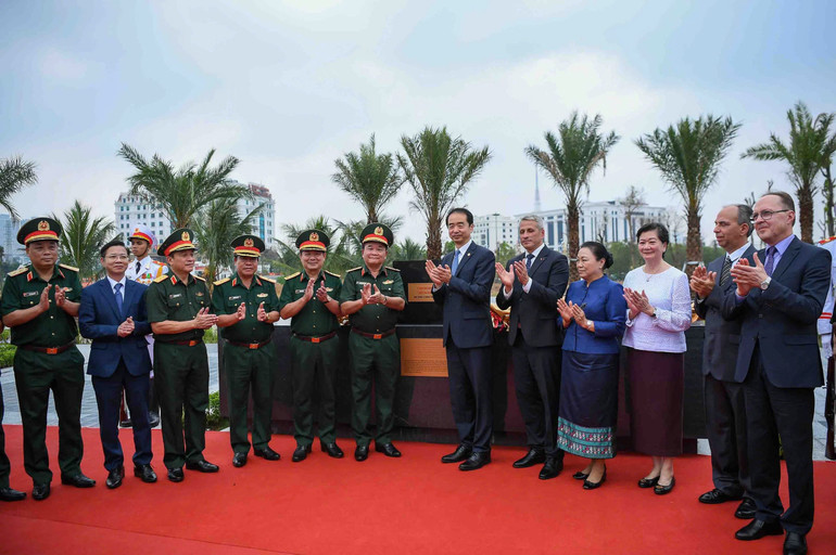 Các đại biểu thực hiện nghi thức đặt đá tượng trưng cụm tượng chuyên gia quân sự Trung Quốc. z6957040108554-343093cf42cd52ca658b3aa285f85c6c.jpg