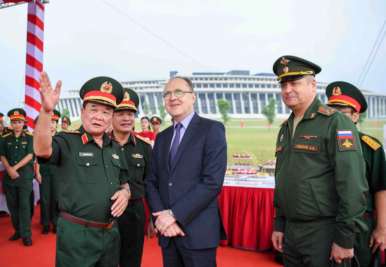 Thượng tướng Hoàng Xuân Chiến, Thứ trưởng Quốc phòng trao đổi với Đại sứ Nga Gennady Stepanovich Bezdetko. z6957040058866-617bd32147c07da337e71062094d0f79.jpg