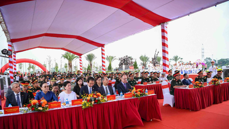 Các đại biểu tham dự buổi lễ. z6957040070365-2b231f2aeee897799dc6f7c555e4d568-3758.jpg