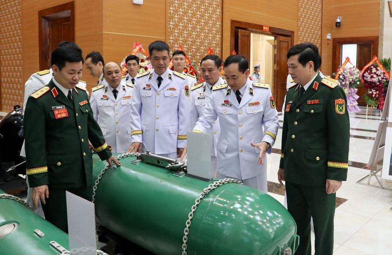 ad0i6140-1.jpg