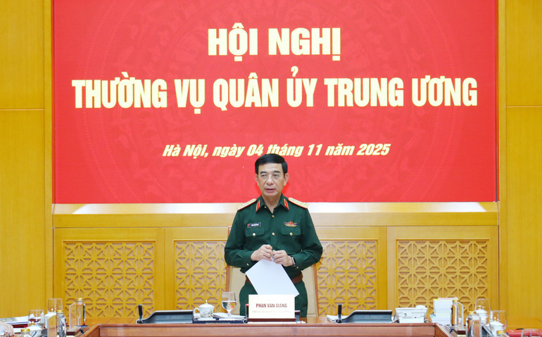 Jeneral Phan Van Giang mempengerusikan Persidangan Jawatankuasa Tetap Suruhanjaya Tentera Pusat. ag2i2000.jpg