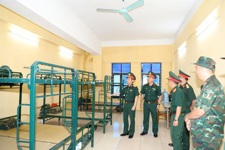 Đoàn công tác kiểm tra công tác bảo đảm hậu cần. z6840578054716-2ec4b50aab7e58a9f45ce8267907b61a.jpg