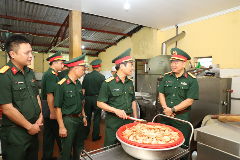 Đoàn công tác kiểm tra công tác bảo đảm hậu cần. z6840578054980-2620720816f08166d8cf4d843edf9ec9.jpg