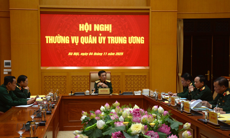 Jeneral Phan Van Giang mempengerusikan mesyuarat Jawatankuasa Tetap Suruhanjaya Tentera Pusat. nvc-8459.jpg