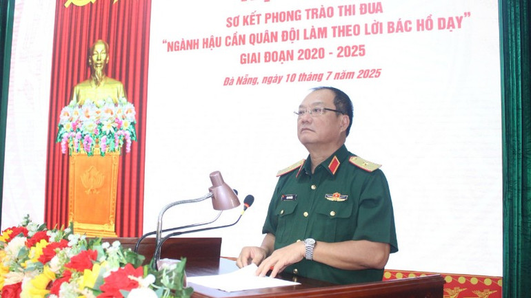 Thiếu tướng Cao Phi Hùng, Phó Tư lệnh Quân khu 5, Trưởng Ban Chỉ đạo phát biểu tại hội nghị. img-1752141083797-1752142698329-2222.jpg