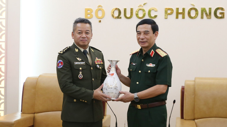 Đại tướng Phan Văn Giang trao quà lưu niệm tặng Đại tướng Tea Seiha 4-7371.jpg