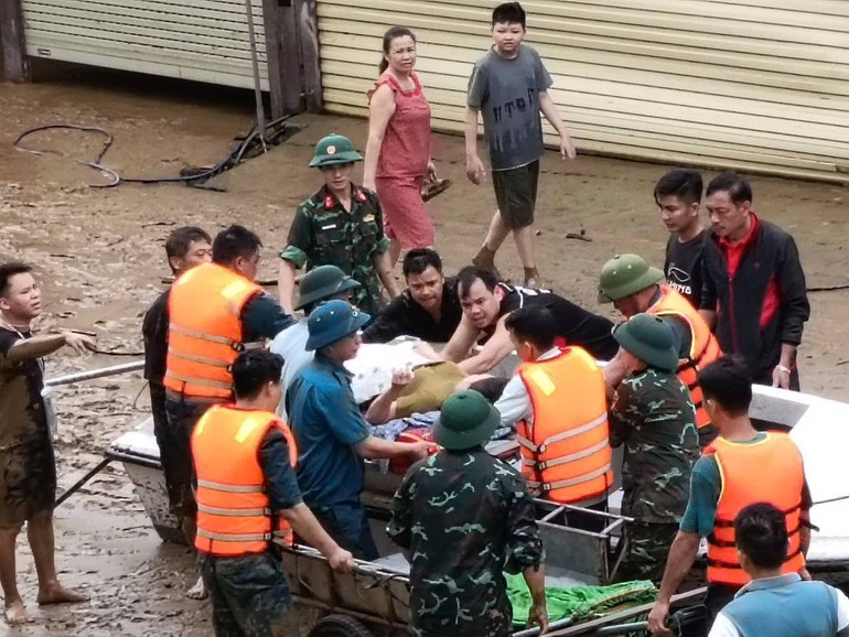 Ban Chỉ huy Phòng thủ khu vực 4 đưa người dân ra khỏi khu vực lũ tại nhiều xã ở Con Cuông, Tương Dương, Mường Xén, Mỹ Lý, Nhôn Mai, tỉnh Nghệ An. 522737366-2166693257164374-3748840386572515656-n.jpg