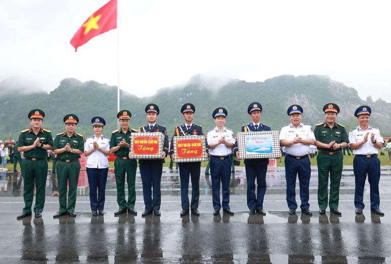 Trung tướng Lê Quang Đạo, Tư lệnh Cảnh sát biển Việt Nam và Trung tướng Bùi Quốc Oai, Chính ủy Cảnh sát biển Việt Nam động viên, tặng quà lực lượng tham gia tổng hợp luyện diễu binh, diễu hành. thu-truong-bo-tu-lenh-canh-sat-bien-tang-qua-cac-luc-luong-dai-dien-canh-sat-bien-viet-nam-thuc-hien-nhiem-vu-a80.jpg