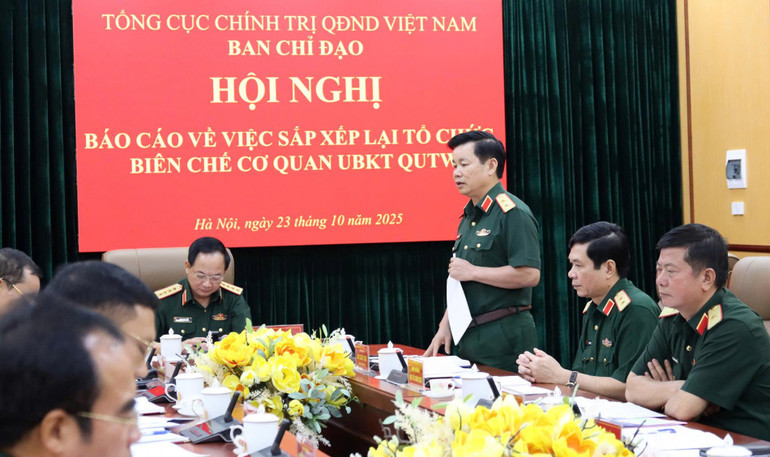 Trung tướng Đỗ Xuân Tụng, Phó chủ nhiệm Tổng cục Chính trị Quân đội nhân dân Việt Nam phát biểu tại hội nghị. z7147411074253-f18470503b0c18518a301f45cbed2896.jpg