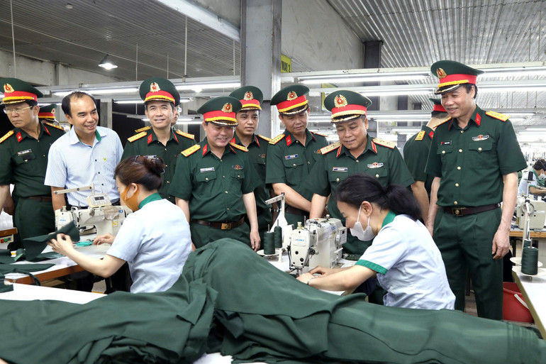 Lãnh đạo Tổng cục Hậu cần-Kỹ thuật kiểm tra sản xuất quân trang tại Công ty cổ phần X20, Tổng cục Hậu cần-Kỹ thuật. (Ảnh: QUỲNH HƯƠNG) z6896682967137-56dc54e94253b053e2cead39d1f625b2.jpg