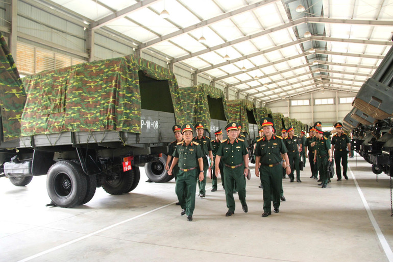 Thượng tướng Lê Huy Vịnh, Thứ trưởng Quốc phòng và Trung tướng Trần Minh Đức, Chủ nhiệm Tổng cục Hậu cần-Kỹ thuật cùng đoàn công tác kiểm tra Khu kỹ thuật Lữ đoàn 204, Binh chủng Pháo binh. z6896682962545-466ff8322ce10336c5a5d6042011cc14.jpg