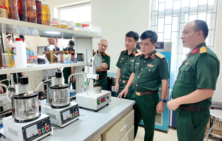 Thủ trưởng Tổng cục Hậu cần-Kỹ thuật kiểm tra tại Trung tâm nhiệt đới Việt–Nga. (Ảnh: THÙY DƯƠNG) z6896682956818-b0fdb170c830ce2aec0eea2778d34e11.jpg