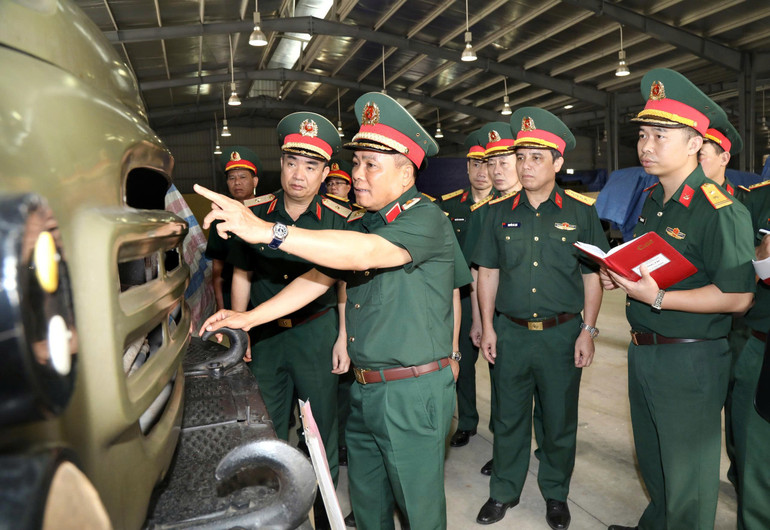 Tổng cục Hậu cần–Kỹ thuật kiểm tra phương tiện xe xăng dầu tại Kho 190, Cục Xăng Dầu, Tổng cục Hậu cần-Kỹ thuật. (Ảnh: QUỲNH HƯƠNG) z6896682952589-726b2e2180adce68bc8dde678f90bd68.jpg