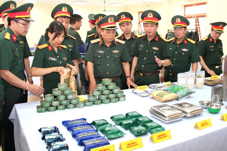 Chủ nhiệm Tổng cục Hậu cần–Kỹ thuật kiểm tra sản phẩm quân nhu của Viện Nghiên cứu Quân nhu, Cục Quân nhu. z6896682965006-57e3dc1dc2d2de90961c47823e7d1c21.jpg