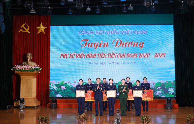 Tặng Bằng khen, Cờ thi đua các tập thể điển hình tiên tiến. tang-bang-khen-cac-tap-the-dien-hinh-tien-tien.jpg